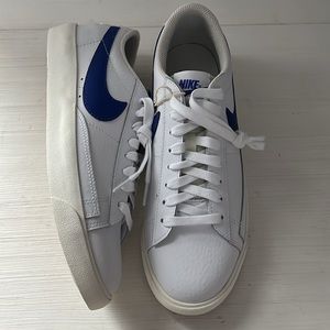 NIKE men’s white leather sneakers